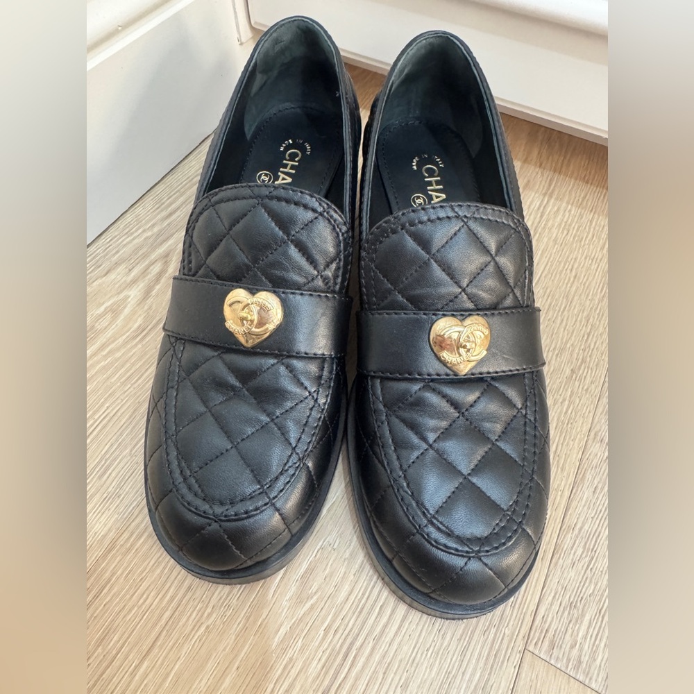 Chanel
Heart of mocc moccasins
41
VGUC
Box and dust bags included